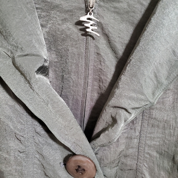 A unique jacket by Design Today's, in an army green color with a shiny fabric. - Picture 4 of 6